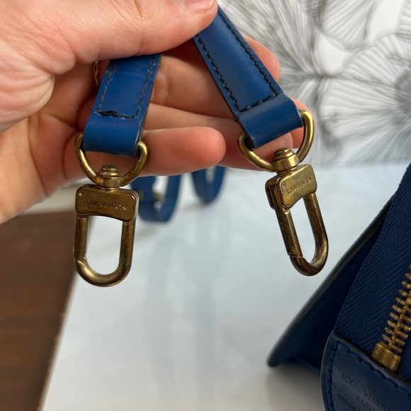 Set Luis Vuitton Epi Triangle Bag - Picture 10 of 16